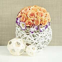 ROSES & LISIANTHUS WEDDING ARRANGEMENT